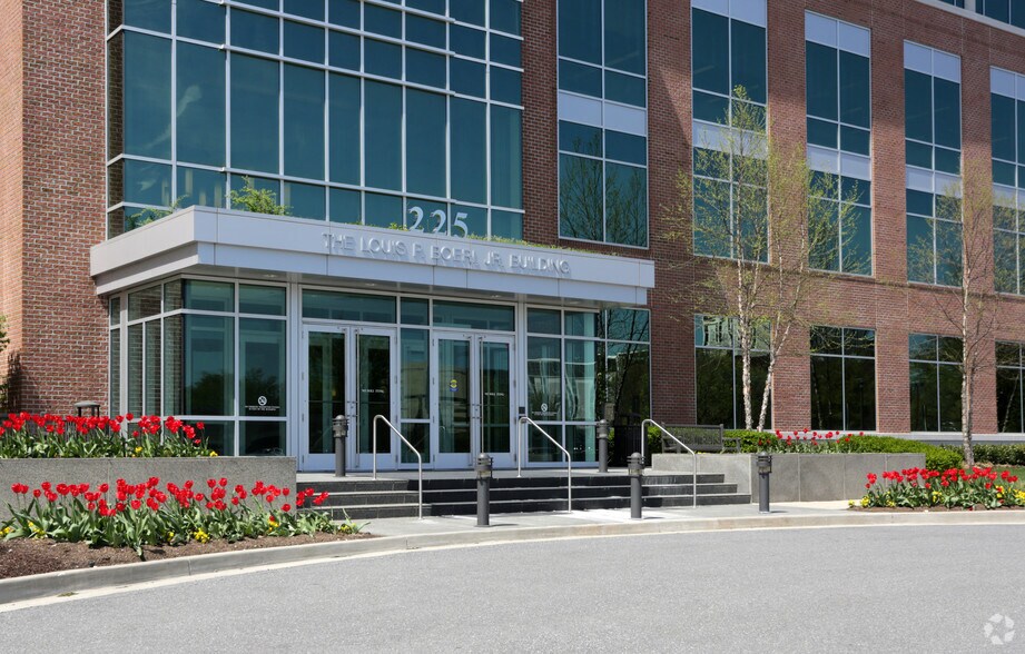 215 Schilling Cir, Hunt Valley, MD à louer - Photo de l’immeuble – Image 2 sur 15
