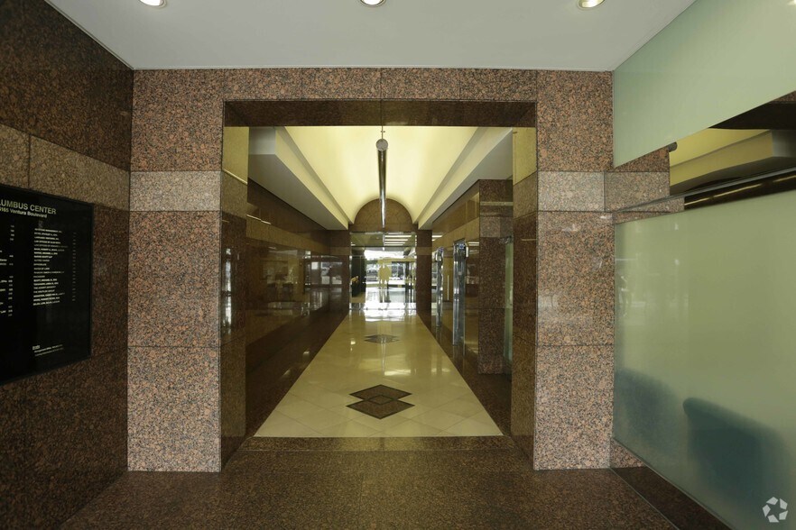 15165 Ventura Blvd, Sherman Oaks, CA à louer - Hall d’entrée – Image 3 sur 4