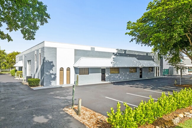Plus de détails pour 4408 Corporate Sq, Naples, FL - Industriel/Logistique à vendre
