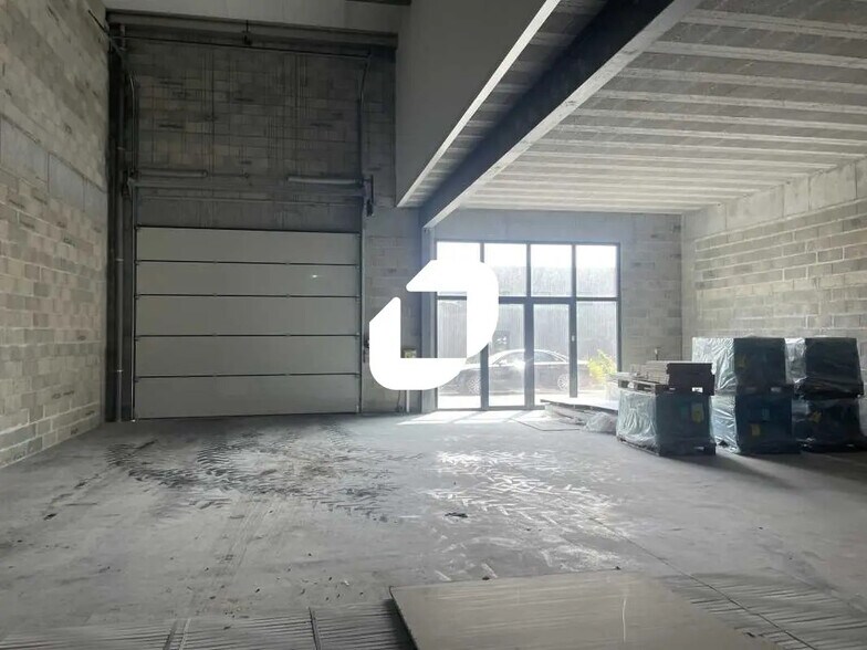 Local d’activités dans SAINT-JEAN-D'ILLAC à louer - Photo intérieure – Image 2 sur 8