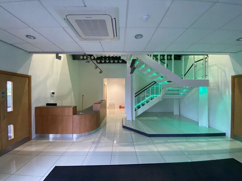 2-3 Wintersells Rd, Byfleet à louer - Photo de l’immeuble – Image 2 sur 5