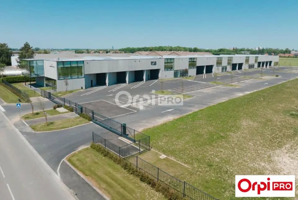 Industriel/Logistique dans Carvin à louer Photo de l’immeuble– Image 1 sur 8