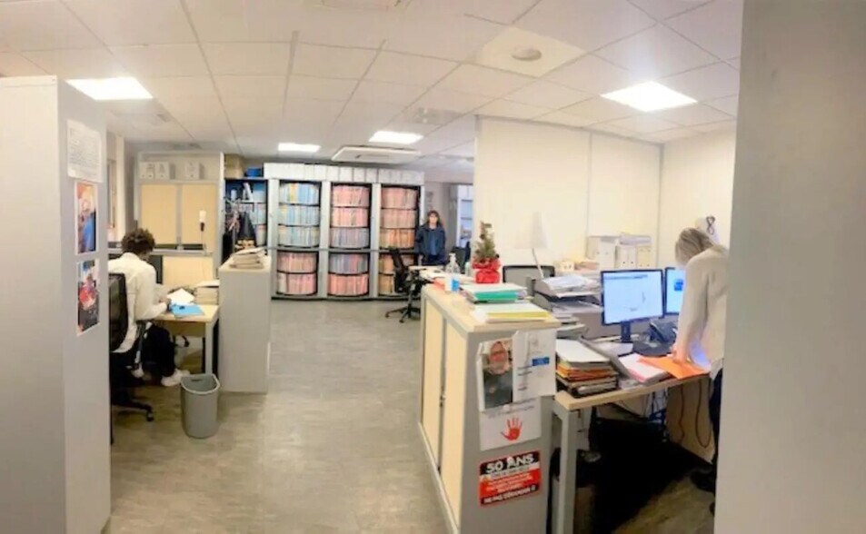 Bureau dans Plaisir à louer - Photo de l’immeuble – Image 3 sur 9