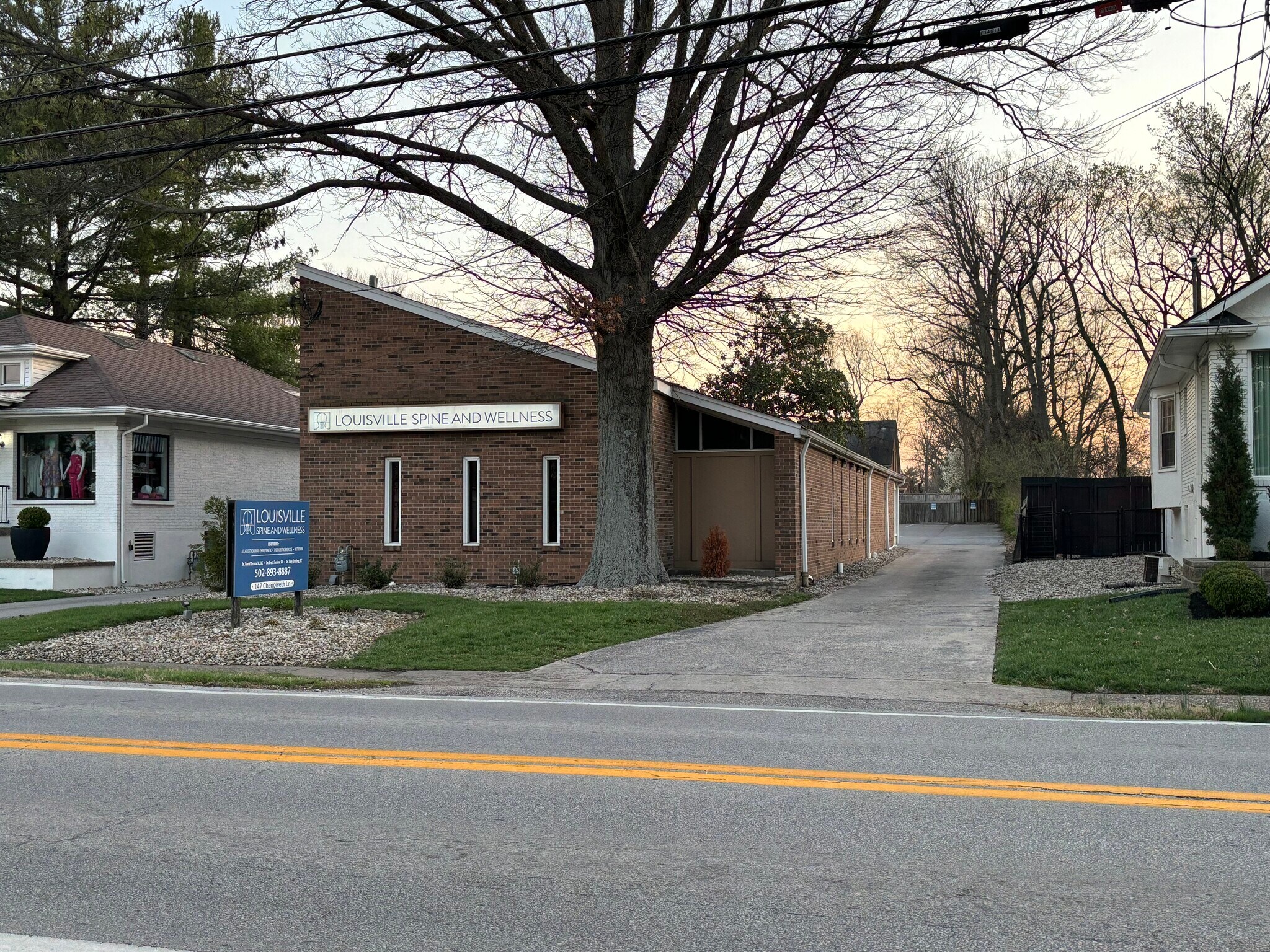 147 Chenoweth Ln, Louisville, KY à louer Photo principale– Image 1 sur 16