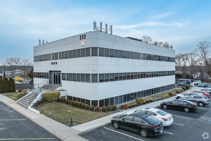 333 Route 25A, Rocky Point, NY à vendre - Photo principale – Image 1 sur 14