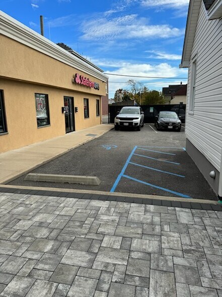 196 S 1st St, Lindenhurst, NY à louer - Photo de l’immeuble – Image 3 sur 19