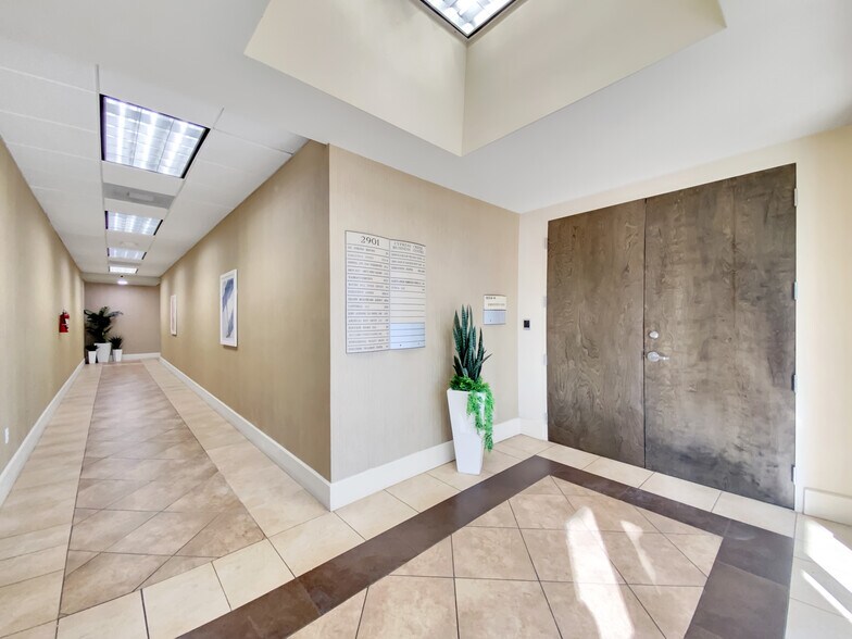 2901 W Cypress Creek Rd, Fort Lauderdale, FL à louer - Photo de l’immeuble – Image 2 sur 7