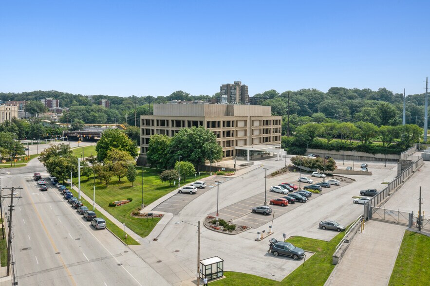 11000 Cedar Ave, Cleveland, OH à louer - Photo de l’immeuble – Image 3 sur 7