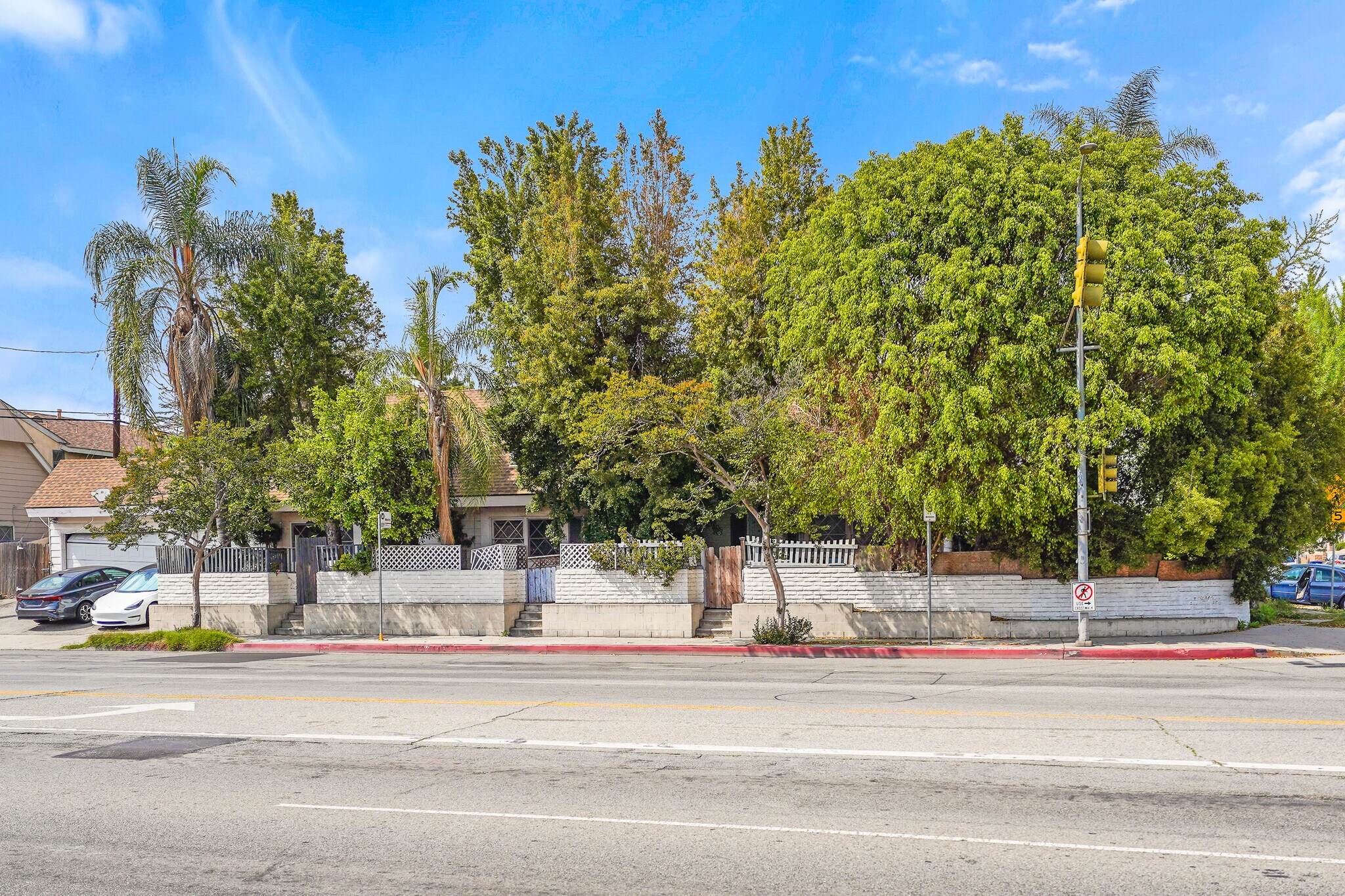 11667 Burbank Blvd, North Hollywood, CA à vendre Photo de l’immeuble– Image 1 sur 12