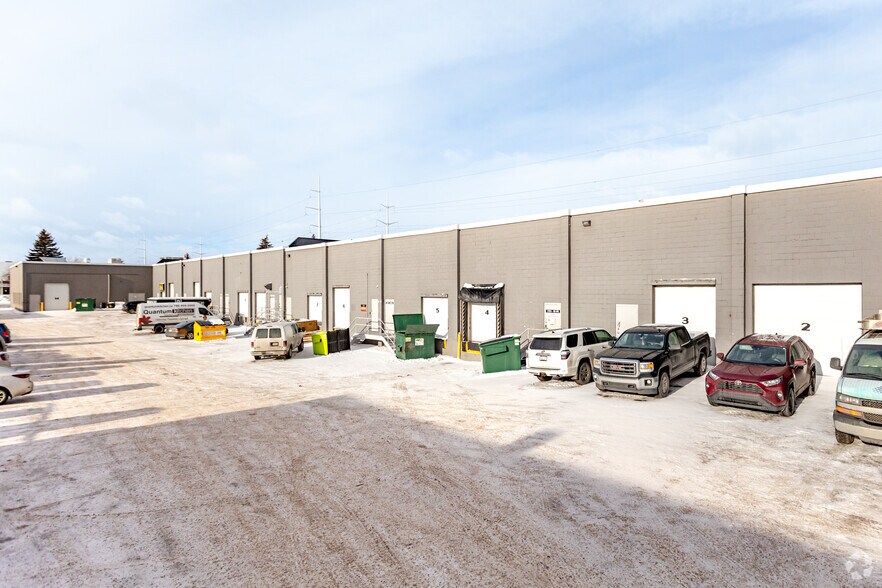 10472-17203 105 Av NW, Edmonton, AB à louer - Photo de l’immeuble – Image 3 sur 3