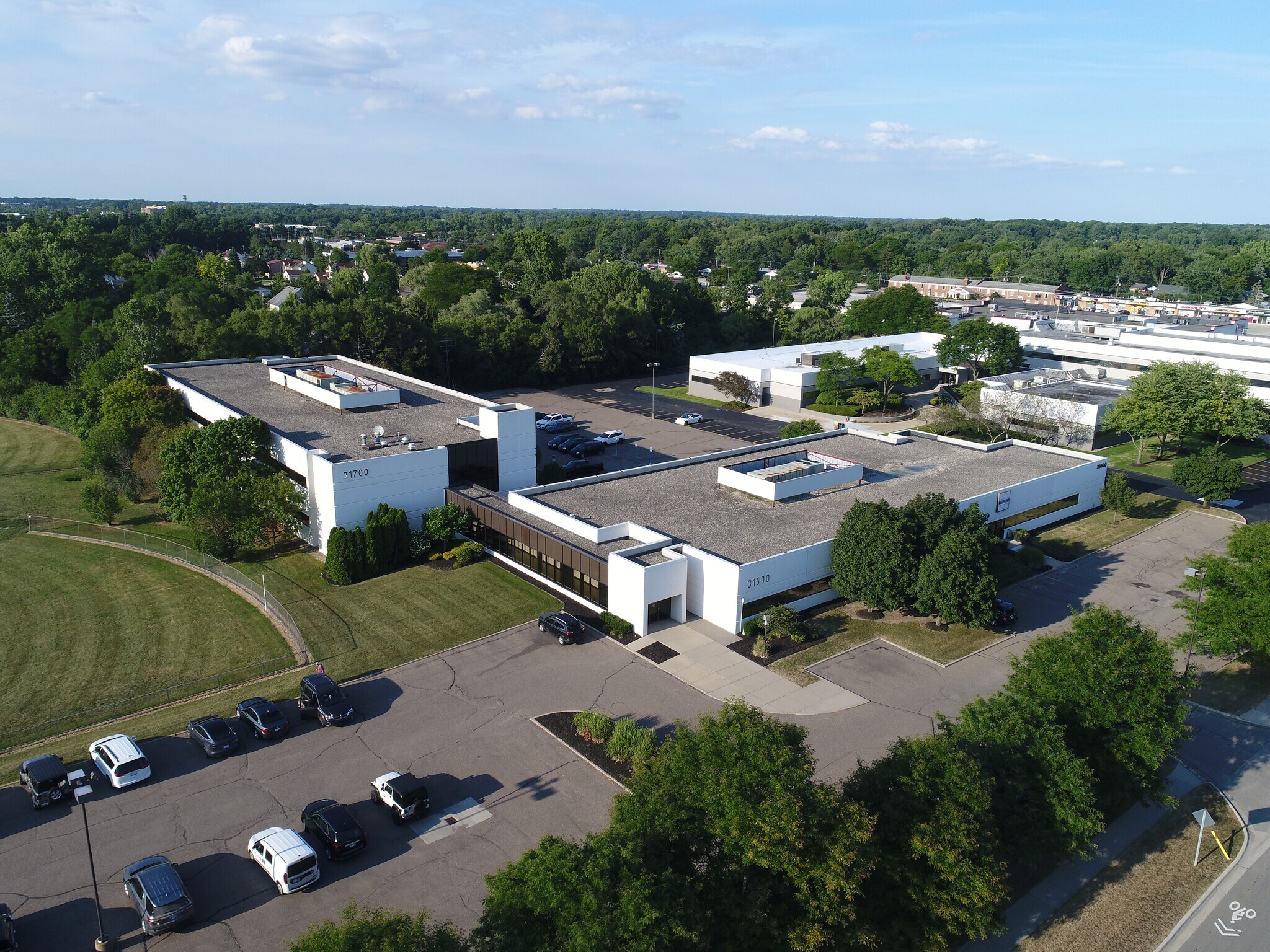 31600-31700 W 13 Mile Rd, Farmington Hills, MI à vendre Photo principale– Image 1 sur 17
