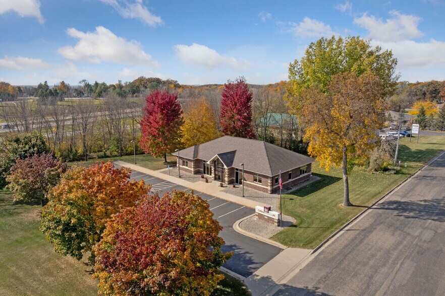 225 Cedardale Dr SE, Owatonna, MN à vendre - Photo principale – Image 1 sur 38