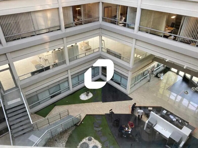 Local d’activités dans Cergy à louer - Photo de l’immeuble – Image 1 sur 10