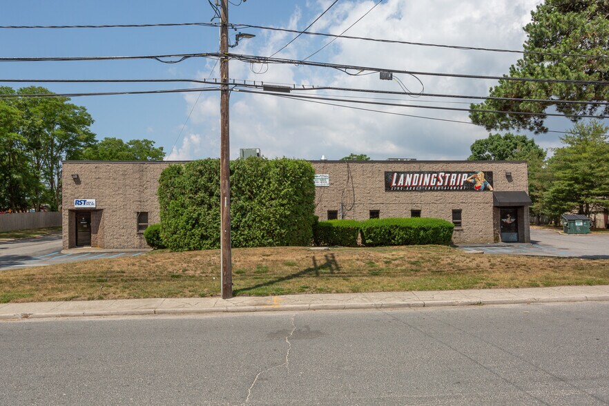 2130 Pond Rd, Ronkonkoma, NY à louer - Photo de l’immeuble – Image 2 sur 8