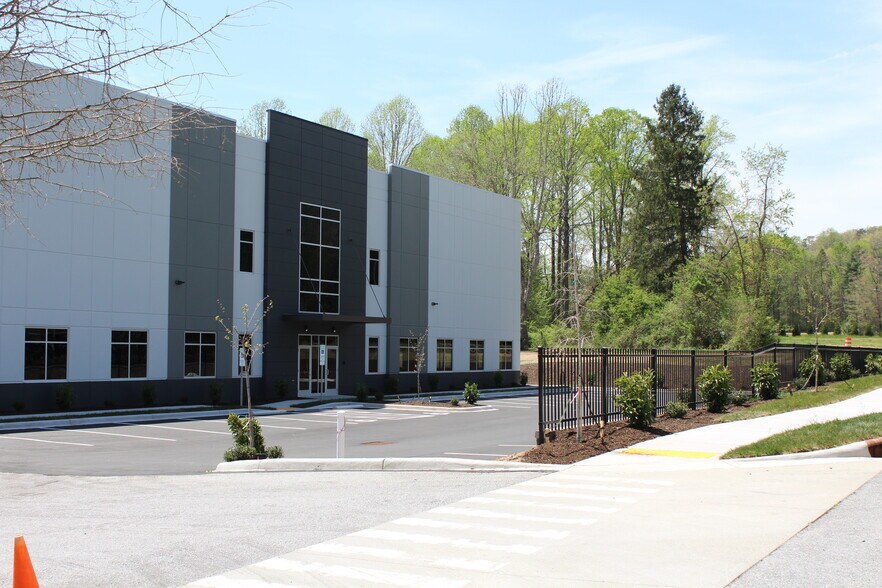 21 Welcome St, Brevard, NC à louer - Photo de l’immeuble – Image 3 sur 16