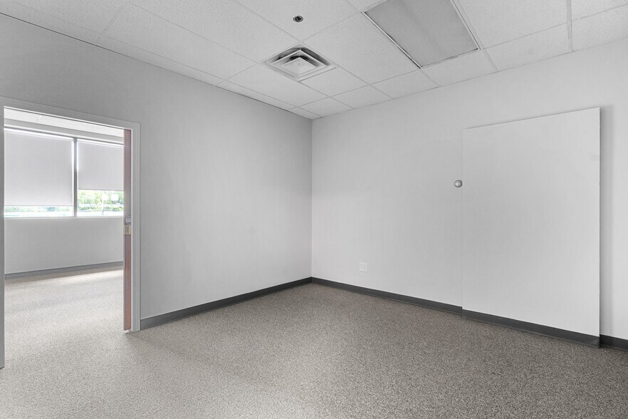 285 Central St, Leominster, MA à louer - Photo intérieure – Image 2 sur 32