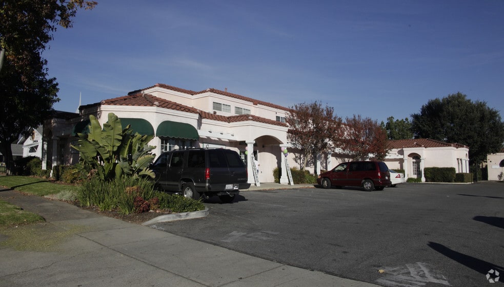 710 N Mountain Ave, Ontario, CA à louer - Photo principale – Image 1 sur 5
