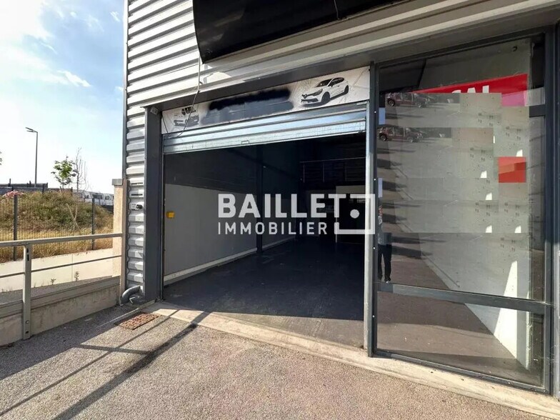 Local commercial dans Roquebrune-sur-Argens à louer - Photo de l’immeuble – Image 2 sur 7