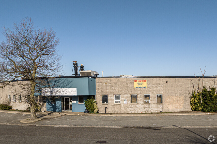 320 Buffalo Ave, Freeport, NY à vendre - Photo principale – Image 1 sur 5