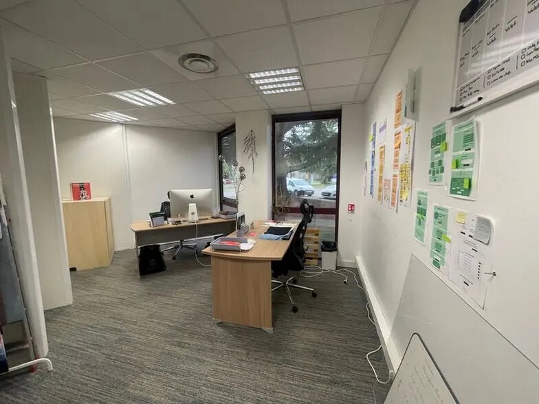 Bureau dans Vénissieux à louer - Photo de l’immeuble – Image 3 sur 5