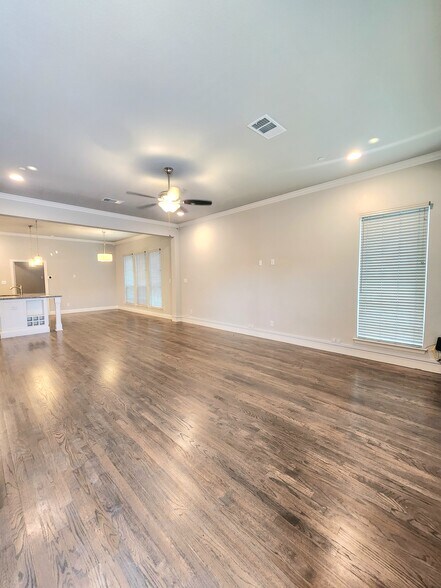 566 S Coppell Rd, Coppell, TX à vendre - Photo de l’immeuble – Image 2 sur 36