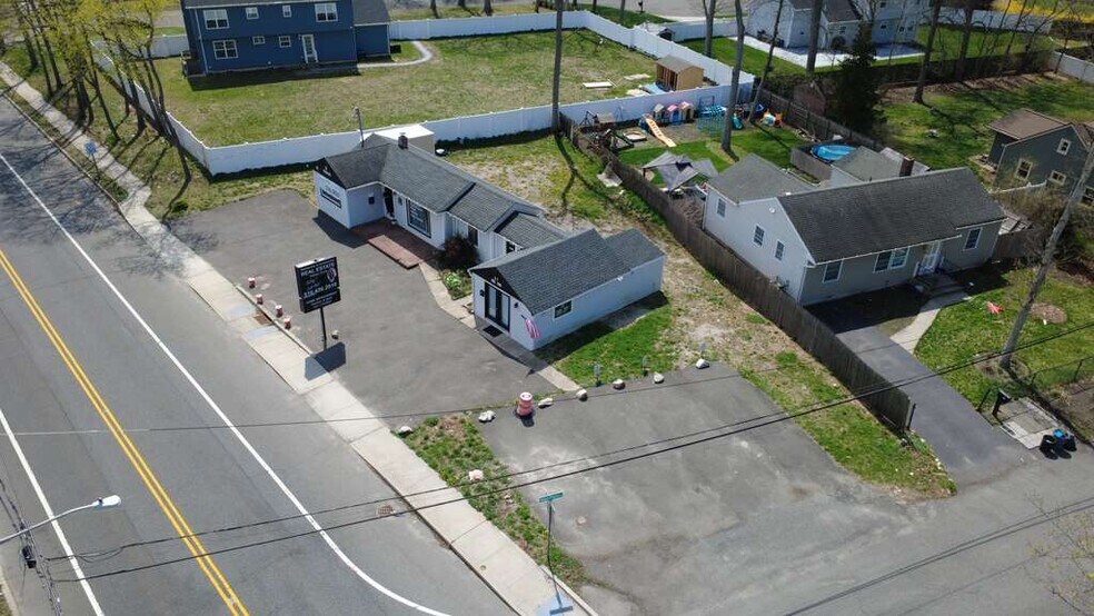 218 Ronkonkoma Ave, Ronkonkoma, NY à vendre - Photo de l’immeuble – Image 2 sur 16