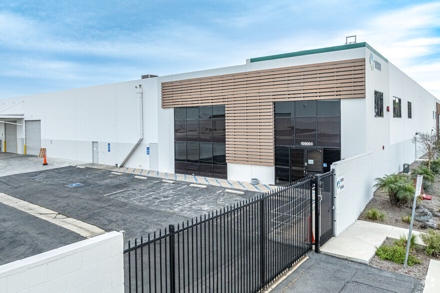 10900-10906 Painter Ave, Santa Fe Springs, CA à louer - Photo de l’immeuble – Image 1 sur 7