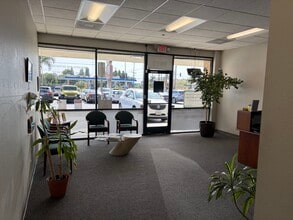 9901-9935 Topanga Canyon Blvd, Chatsworth, CA à louer Photo intérieure– Image 2 sur 8