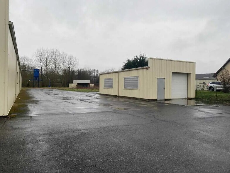 Local d'activités dans à vendre - Photo de l’immeuble – Image 2 sur 8