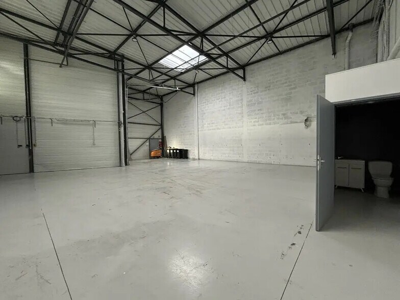 Local d’activités dans Saint-Priest à louer - Photo de l’immeuble – Image 3 sur 11