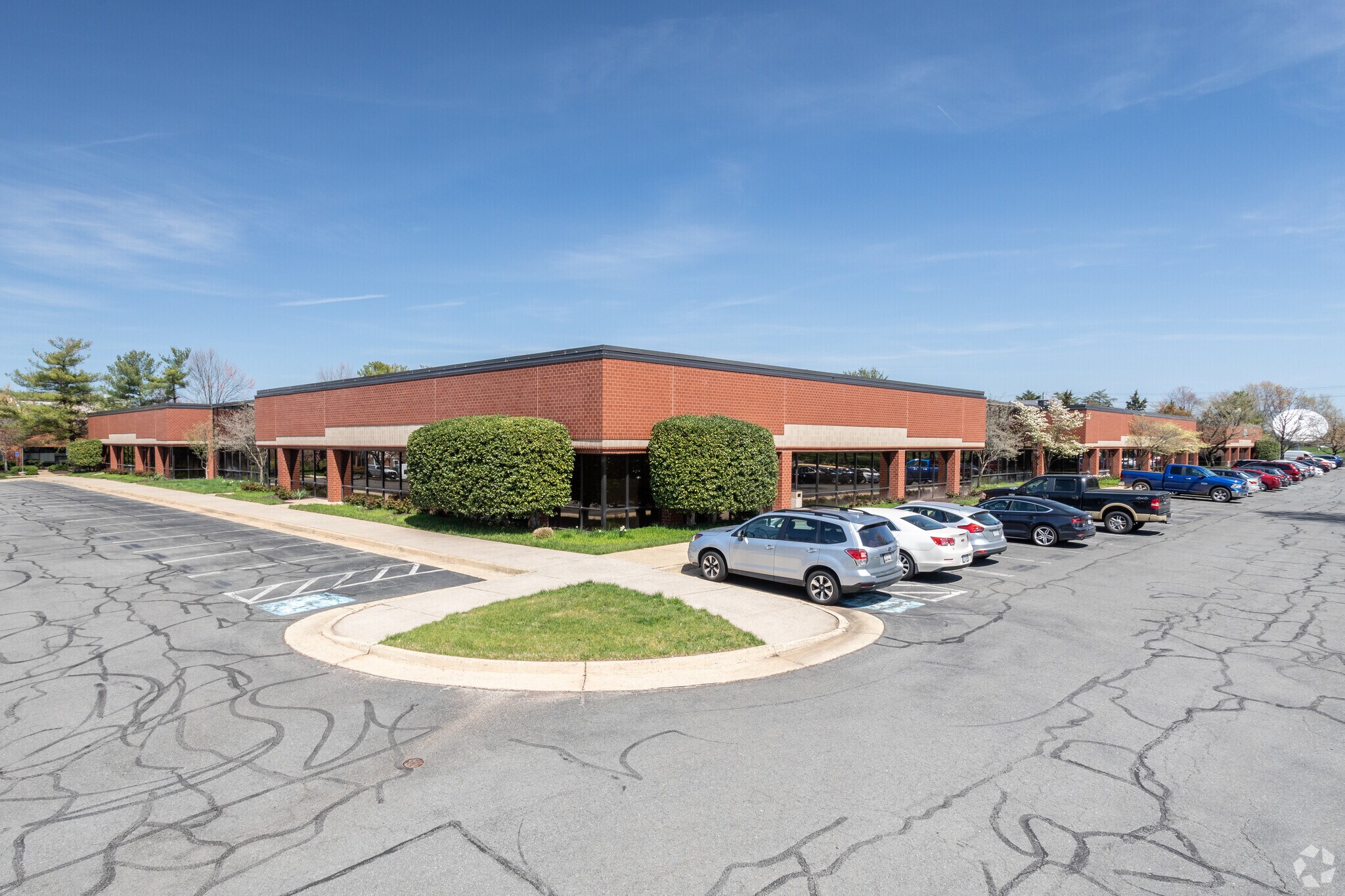 45472 Holiday Dr, Dulles Town Center, VA à louer Photo de l’immeuble– Image 1 sur 3
