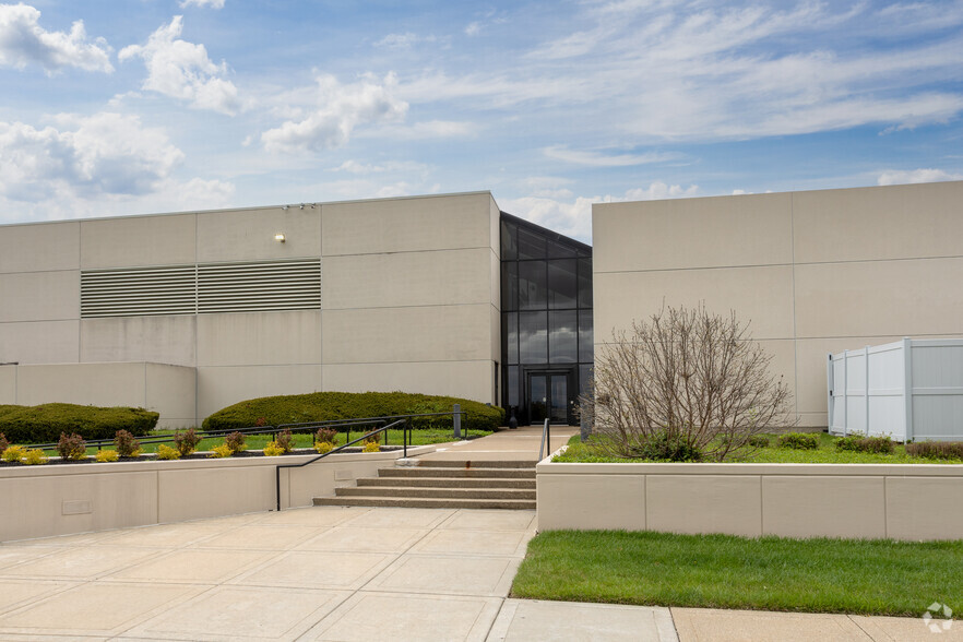 2300 Litton Ln, Hebron, KY à louer - Photo de l’immeuble – Image 3 sur 8