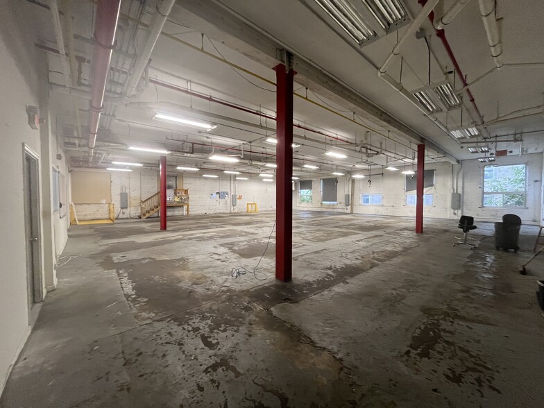 235 Orient Ave, Jersey City, NJ à louer - Photo de l’immeuble – Image 3 sur 9