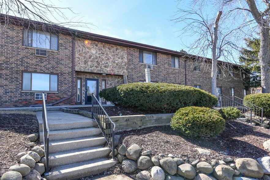 11513 Brown Deer Rd W, Milwaukee, WI à vendre - Photo de l’immeuble – Image 1 sur 17