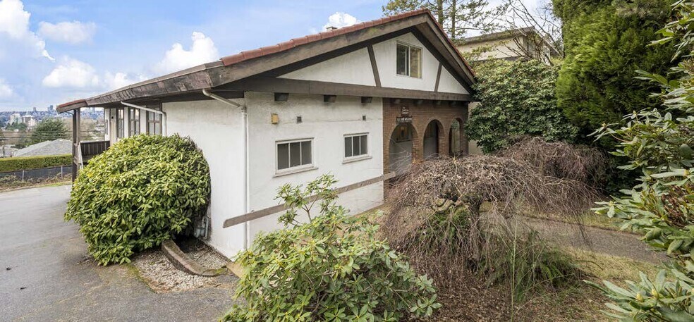 5050 Hastings St, Burnaby, BC à vendre - Photo de l’immeuble – Image 2 sur 4