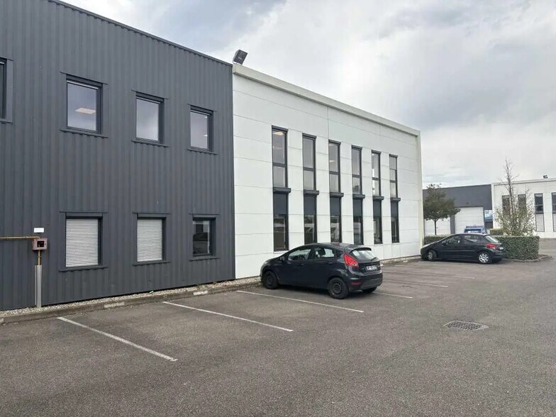 Local d’activités dans Vénissieux à louer - Photo de l’immeuble – Image 2 sur 9