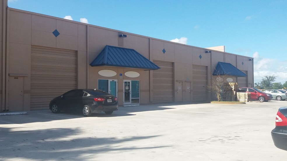 2927-2947 SE Gran Park Way, Stuart, FL à louer - Photo de l’immeuble – Image 2 sur 4