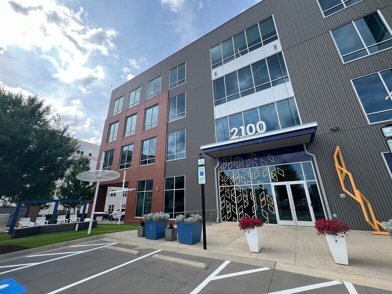 2100 S Tryon St, Charlotte, NC à louer - Photo de l’immeuble – Image 2 sur 4
