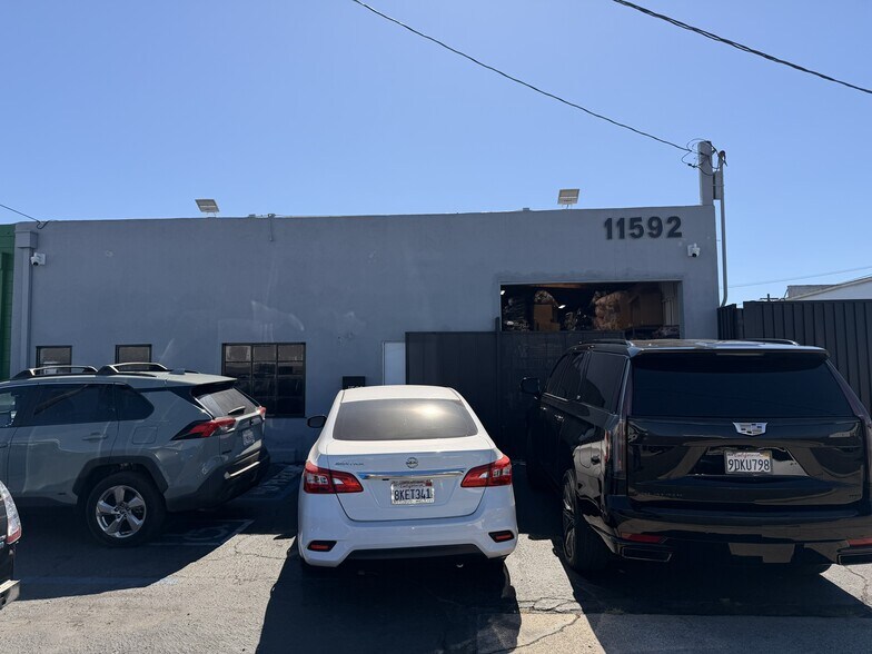 11592 Anabel, Garden Grove, CA à vendre - Photo de l’immeuble – Image 2 sur 37