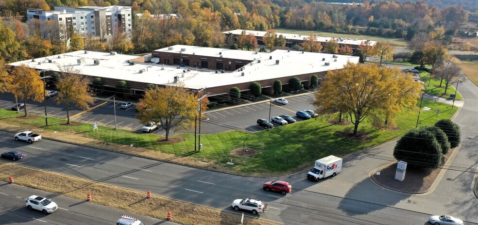377 Rubin Center Dr, Fort Mill, SC à louer - Photo de l’immeuble – Image 2 sur 9