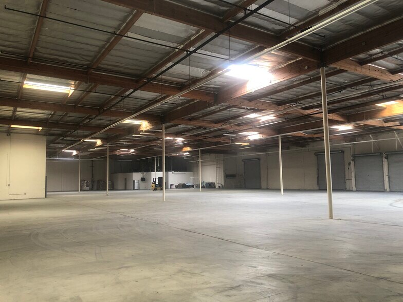 2020 Elm Ct, Ontario, CA à vendre - Photo de l’immeuble – Image 3 sur 11