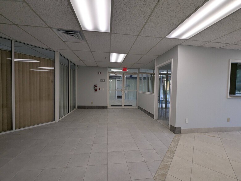 701 NW Federal Hwy, Stuart, FL à louer - Photo de l’immeuble – Image 2 sur 97