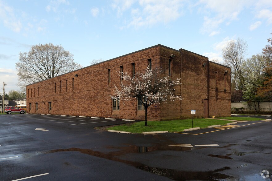 3237 Bristol Rd, Bensalem, PA à louer - Photo de l’immeuble – Image 3 sur 11