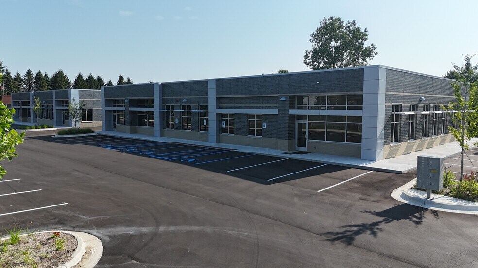 26800 Pontiac Trl, South Lyon, MI à louer - Photo de l’immeuble – Image 2 sur 4