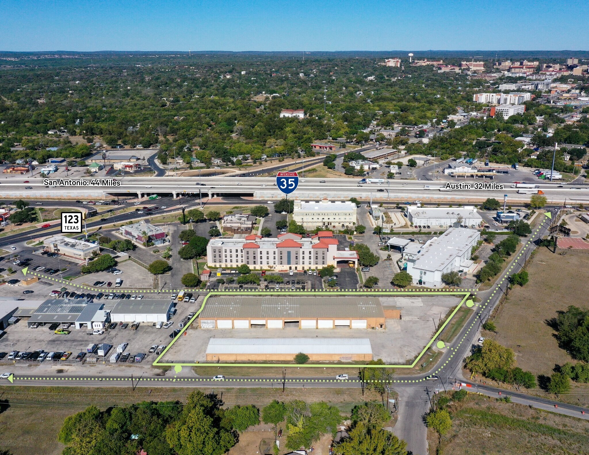 930 Luciano Flores St, San Marcos, TX à louer Photo de l’immeuble– Image 1 sur 8