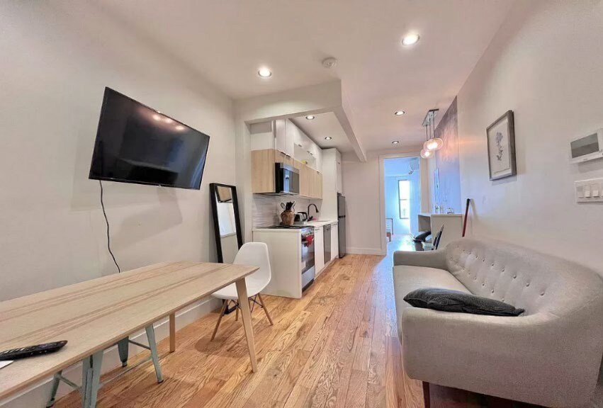 879 Cypress Ave, Flushing, NY à vendre - Photo intérieure – Image 2 sur 15