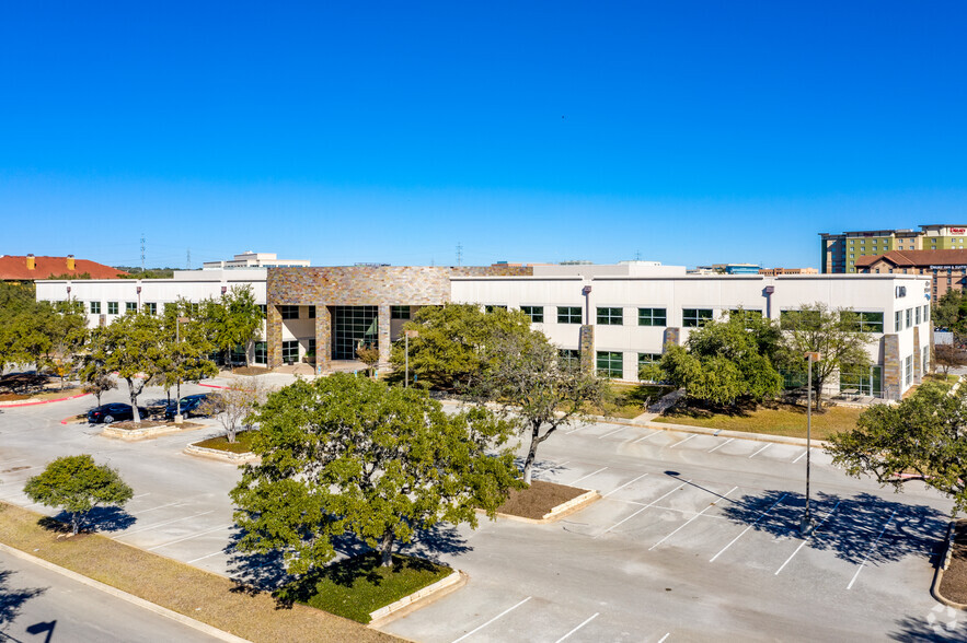227 N Loop 1604 E, San Antonio, TX à louer - Photo de l’immeuble – Image 1 sur 15