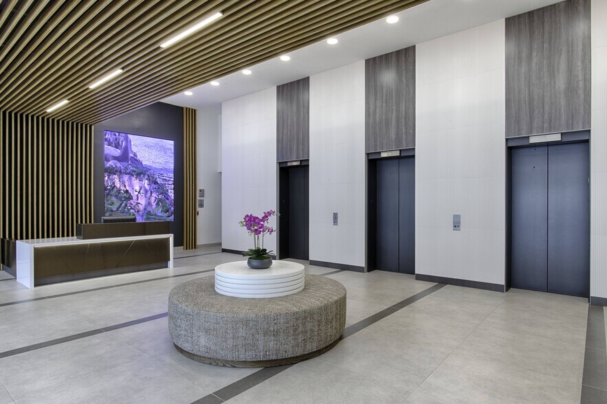 100 N Central Expy, Richardson, TX à louer - Hall d’entrée – Image 3 sur 30