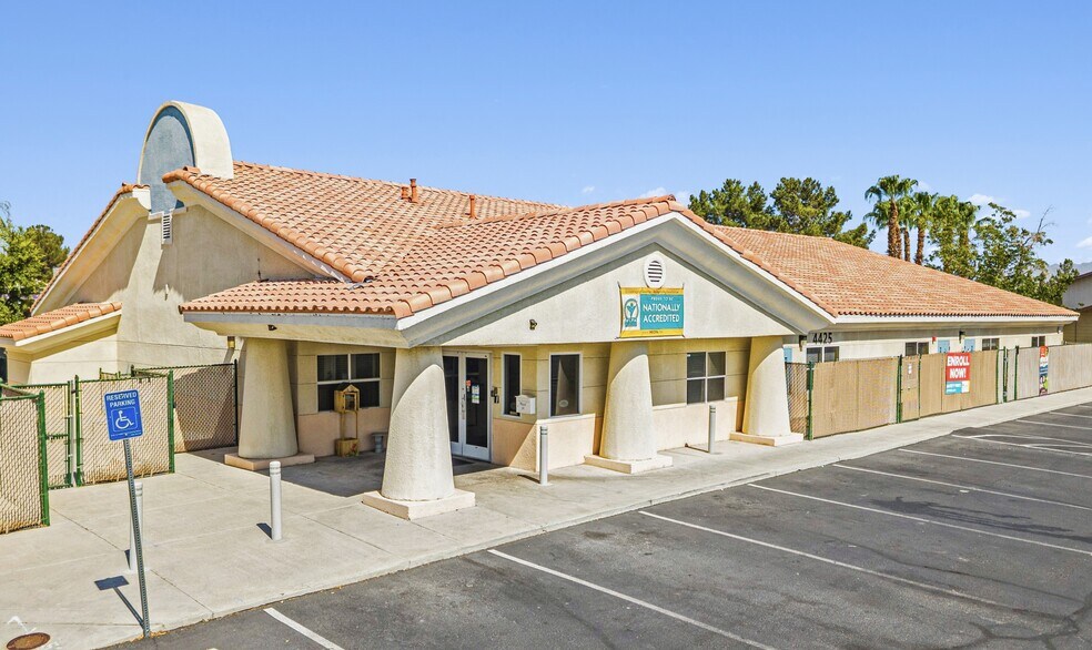 4425 Simmons St, North Las Vegas, NV à vendre - Photo de l’immeuble – Image 1 sur 5