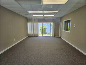 77 Mark Dr, San Rafael, CA à louer Photo intérieure– Image 1 sur 1
